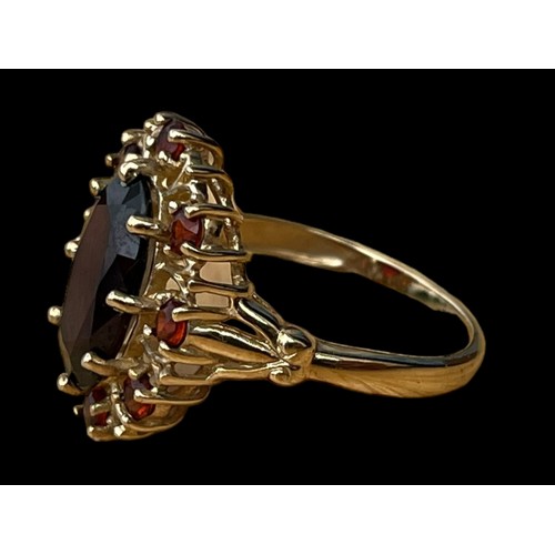 615A - A STUNNING 9ct GOLD ORNATE GARNET SET RING