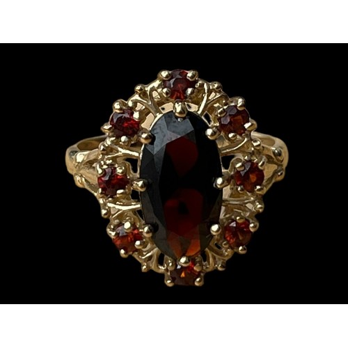 615A - A STUNNING 9ct GOLD ORNATE GARNET SET RING