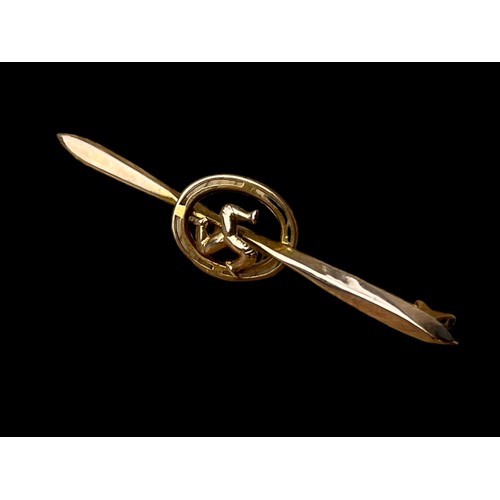 578A - A 9ct GOLD ISLE OF MAN BROOCH