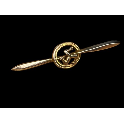 578A - A 9ct GOLD ISLE OF MAN BROOCH