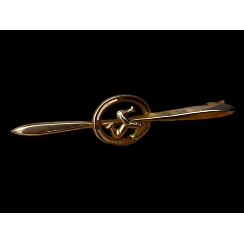 578A - A 9ct GOLD ISLE OF MAN BROOCH