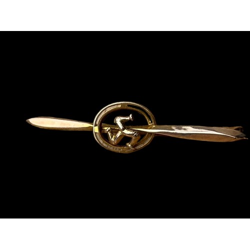 578A - A 9ct GOLD ISLE OF MAN BROOCH