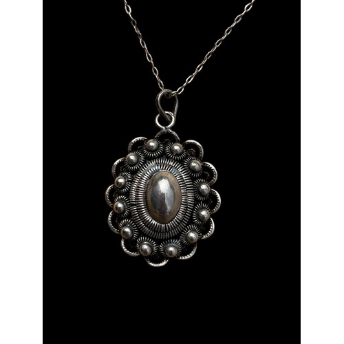 500A - A LARGE ORNATE  VINTAGE SILVER PENDANT ON A SILVER CHAIN