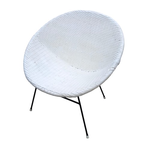 64 - A WHITE RATTAN RETRO CHAIR