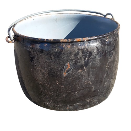 85 - A BLACK ENAMEL ANTIQUE COOKING POT