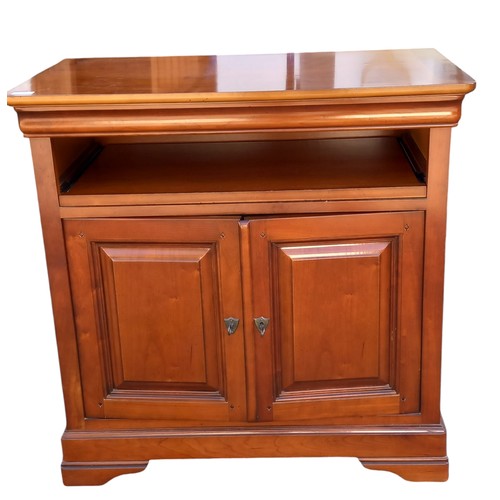 442 - A WALNUT 2 DOOR CUPBOARD