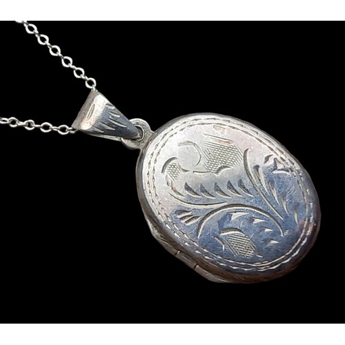 200 - A NEAT SIZED ORNATE SILVER LOCKET ON A SILVER CHAIN