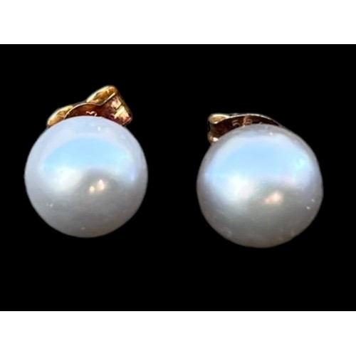 209 - 14ct GOLD AND PEARL EARRINGS