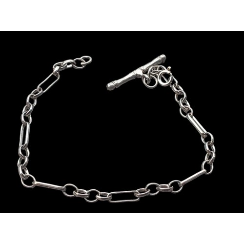 226 - A SILVER CHAIN BRACELET WITH A T.BAR