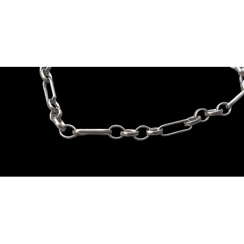 226 - A SILVER CHAIN BRACELET WITH A T.BAR