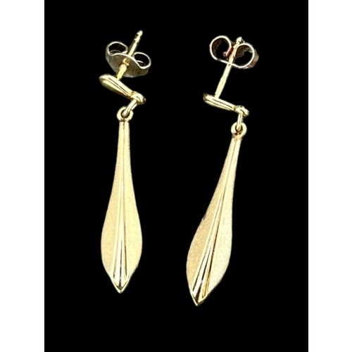 231 - A PAIR OF 9ct GOLD DROP EARRINGS