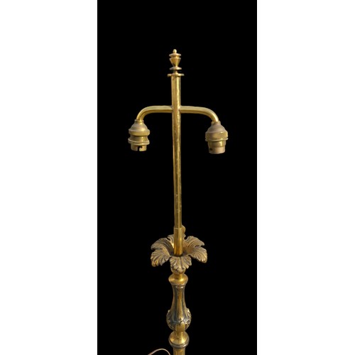 139 - AN ADJUSTABLE BRASS TWIN HOLDER CANDLE LAMP