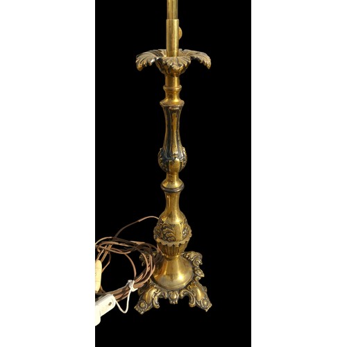 139 - AN ADJUSTABLE BRASS TWIN HOLDER CANDLE LAMP