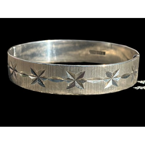 242 - A FULLY HALLMARKED BRIGHT CUT SILVER BANGLE