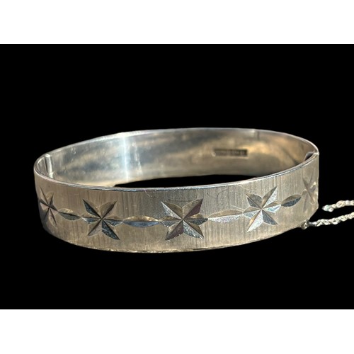 242 - A FULLY HALLMARKED BRIGHT CUT SILVER BANGLE