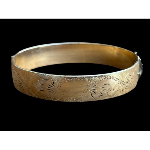 255 - AN ORNATE 9ct ROLLED GOLD BANGLE