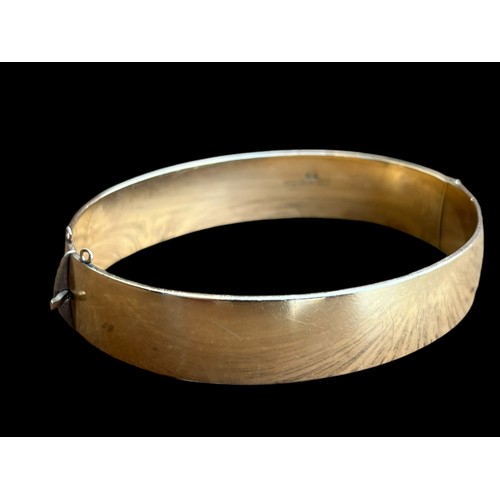 255 - AN ORNATE 9ct ROLLED GOLD BANGLE