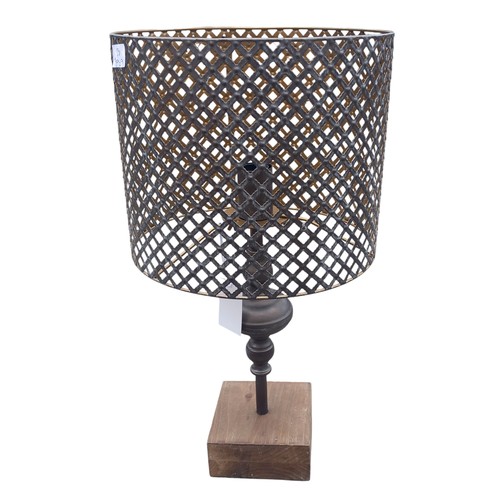 279 - A DESIGNER GUN METAL TABLE LAMP WITH A MATCHING OPENWORK SHADE