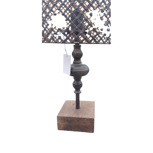 279 - A DESIGNER GUN METAL TABLE LAMP WITH A MATCHING OPENWORK SHADE