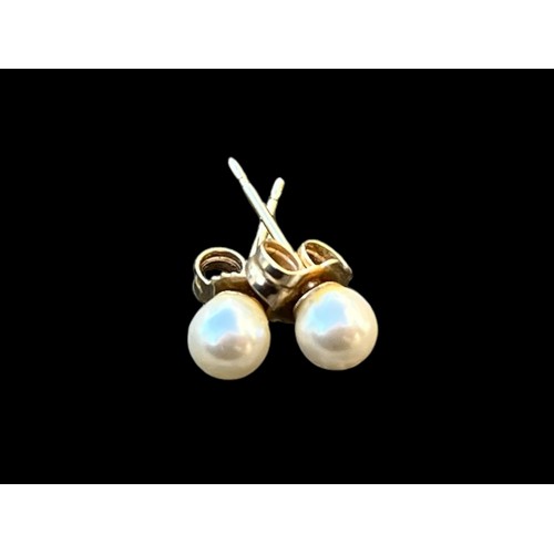 261 - A PAIR OF 9ct GOLD AND PEARL EARRINGS