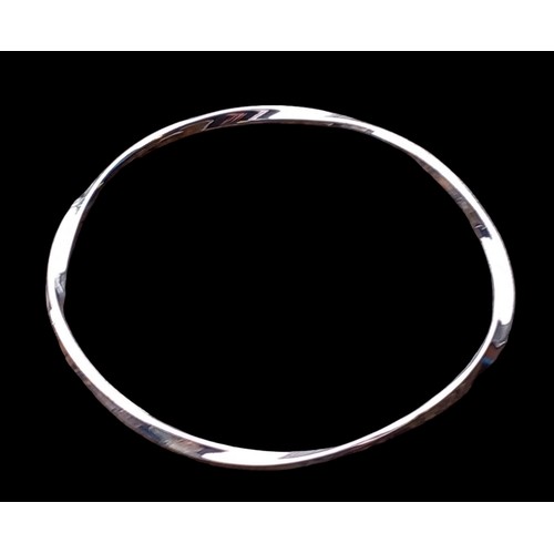 264 - A SILVER TWIST BANGLE