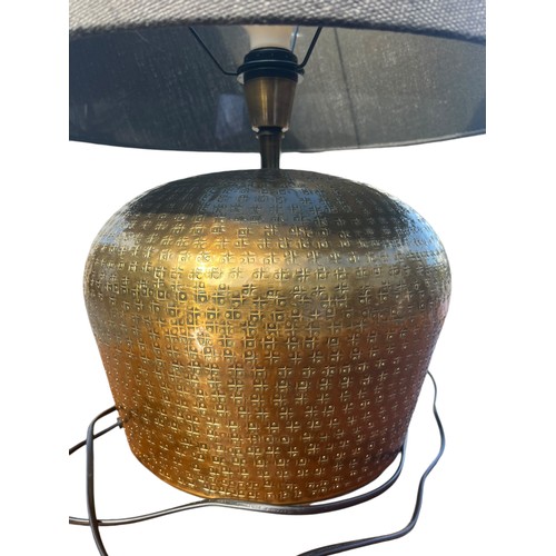 370A - A BRASS EFFECT TABLE LAMP