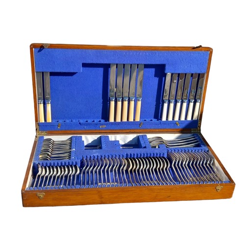 403 - A CASED BOX OF CUTLERY