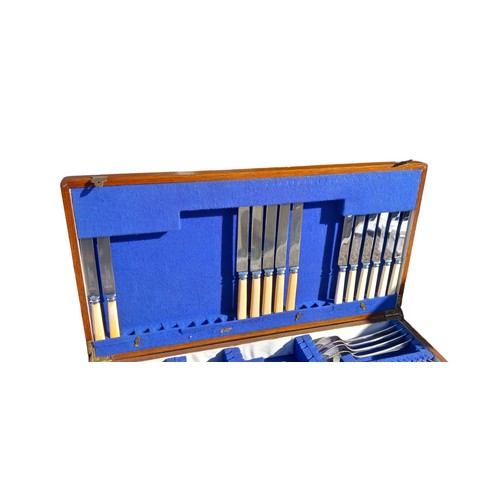 403 - A CASED BOX OF CUTLERY