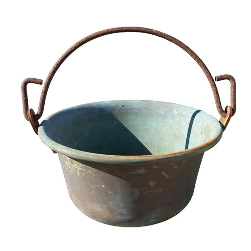 406 - A HEAVY ANTIQUE COPPER POT WITH AN IRON HANDLE