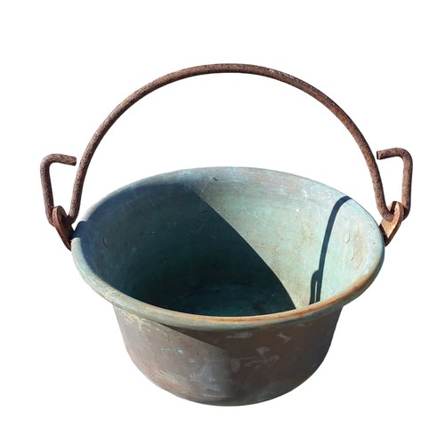 406 - A HEAVY ANTIQUE COPPER POT WITH AN IRON HANDLE