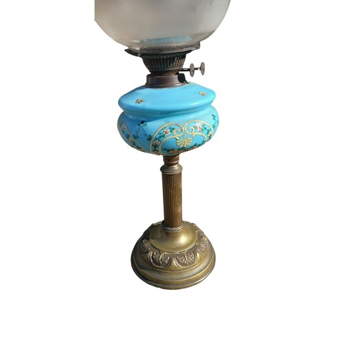 412 - AN ANTIQUE HANDPAINTED BLUE BOWL OIL LAMP WITH AN ETCHED SHADE