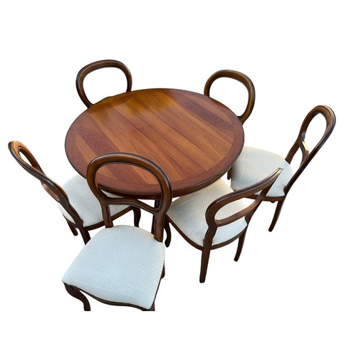 423 - AN EXCEPTIONAL MAHOGANY DINING TABLE AND 6 BALLOON BACK DINING CHAIRS WITH EXTRA LEAF