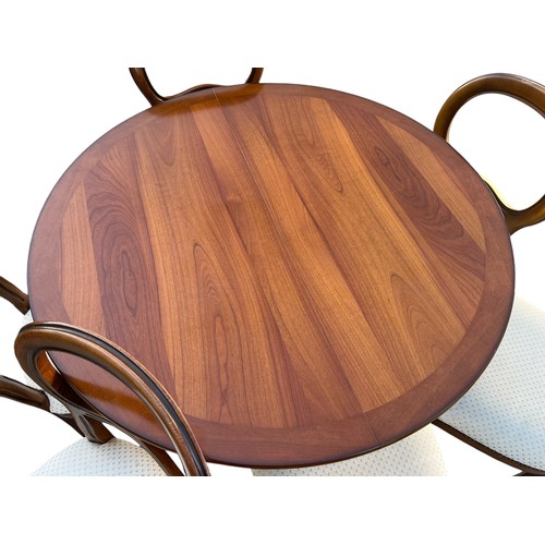 423 - AN EXCEPTIONAL MAHOGANY DINING TABLE AND 6 BALLOON BACK DINING CHAIRS WITH EXTRA LEAF