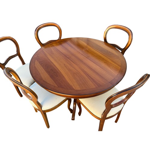 423 - AN EXCEPTIONAL MAHOGANY DINING TABLE AND 6 BALLOON BACK DINING CHAIRS WITH EXTRA LEAF