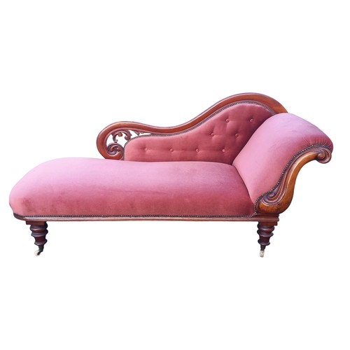 425 - ANTIQUE VICTORIAN CHAISE LOUNGE ON CASTORS