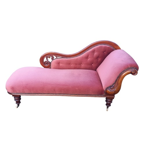 425 - ANTIQUE VICTORIAN CHAISE LOUNGE ON CASTORS