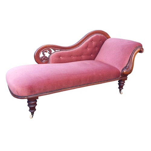 425 - ANTIQUE VICTORIAN CHAISE LOUNGE ON CASTORS