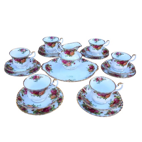 463 - A 21 PIECE OLD COUNTRY ROSE DINNER SERVICE BY ROYAL ALBERT