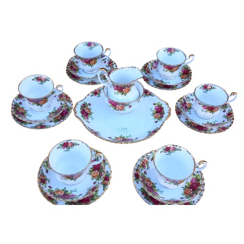 463 - A 21 PIECE OLD COUNTRY ROSE DINNER SERVICE BY ROYAL ALBERT