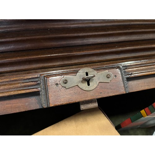 479 - A BEAUTIFUL ANTIQUE OAK ROLL TOP DESK OF LARGE PROPORTIONS WITH DEEP DRAWERS IN GOOD CONDITION MEASU... 