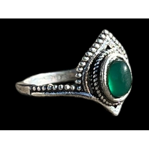 484 - AN ORNATE SILVER RING SET WITH A GREEN STONE