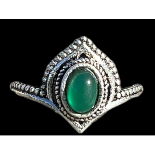 484 - AN ORNATE SILVER RING SET WITH A GREEN STONE