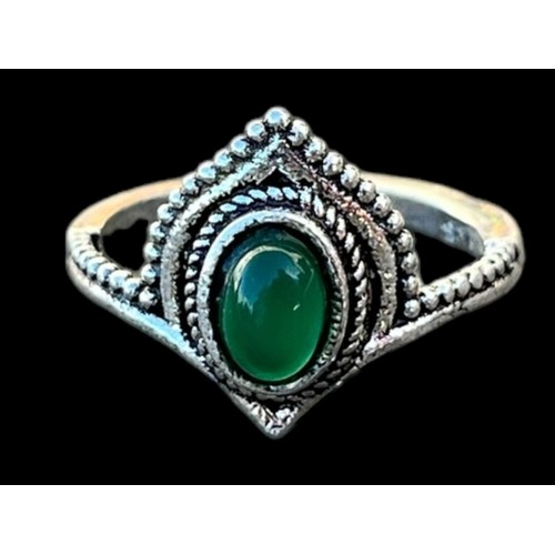 484 - AN ORNATE SILVER RING SET WITH A GREEN STONE