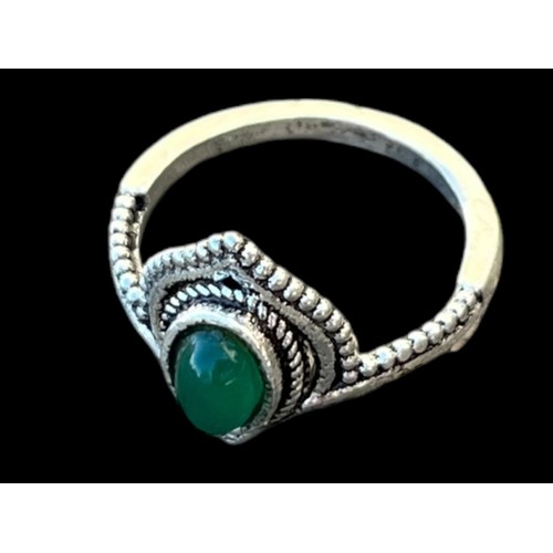 484 - AN ORNATE SILVER RING SET WITH A GREEN STONE