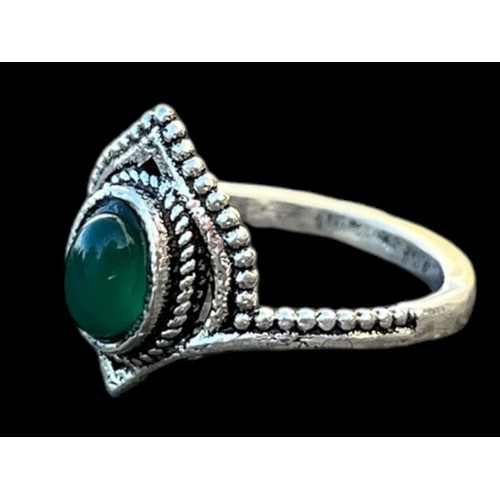 484 - AN ORNATE SILVER RING SET WITH A GREEN STONE