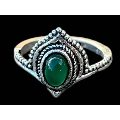 484 - AN ORNATE SILVER RING SET WITH A GREEN STONE