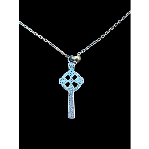 487 - A SILVER CELTIC CROSS ON SILVER CHAIN