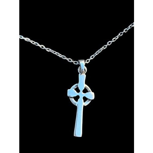 487 - A SILVER CELTIC CROSS ON SILVER CHAIN