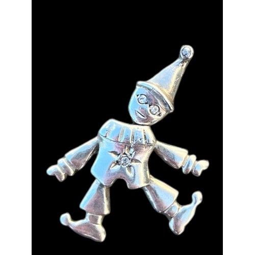 495 - A SILVER ARTICULATED CLOWN PENDANT