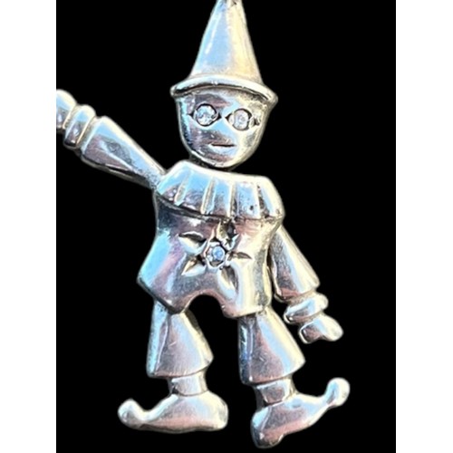 495 - A SILVER ARTICULATED CLOWN PENDANT